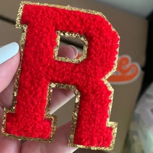 FERRO EM Vermelho 2,8 ”(7,1 cm) chenille personalizado do time do colégio com letras brilhantes douradas Patches feitos à mão/remendos iniciais do alfabeto A-Z