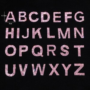 Peut inclure: Lettres de l'alphabet en strass rose, chaque lettre mesure environ 4 cm de haut. Les lettres sont disposées en ordre alphabétique de A à Z.