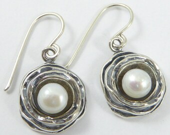 An elegant pair of silver earring, set with fresh water pearls