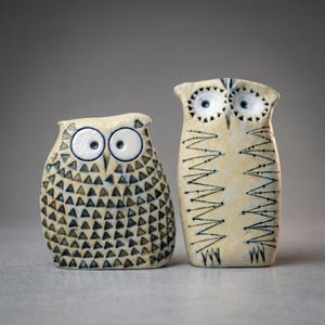 Conjunto de 2 figuras de búho de cerámica – Estatua de búho barrado – Tótem animal de gres hecho a mano – Regalo de búho para la decoración del hogar – Escultura espiritual rústica
