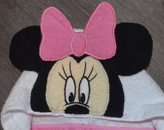 Serviette à capuche Minnie Mouse, Minnie Mouse 3D, serviette à capuche brodée, personnalisé, fait main, cadeau d'anniversaire, bébé, serviette de piscine, serviette de plage