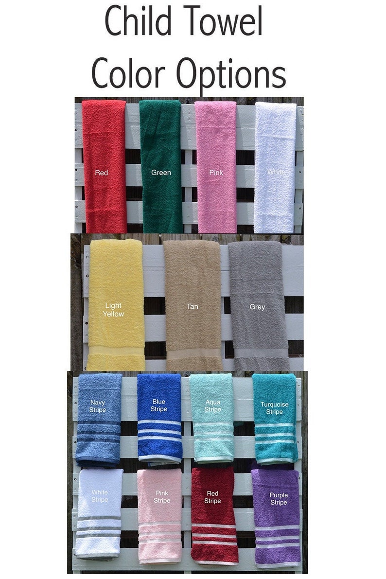 Op de afbeelding: Een selectie van handdoeken in kindermaten in verschillende kleuren en patronen. De handdoeken worden gepresenteerd op een wit houten pallet. De kleuren omvatten rood, groen, roze, wit, lichtgeel, bruin, grijs, donkerblauw met strepen, blauw met strepen, aquablauw met strepen, turquoise met strepen, wit met strepen, roze met strepen, rood met strepen en paars met strepen.