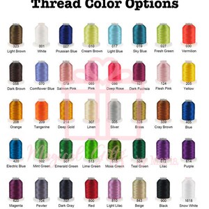 Op de afbeelding: Een kaart met garenkleuren met bijbehorende nummers en namen. De kleuren zijn gerangschikt in rijen en kolommen, waarbij elke kleur wordt weergegeven door een kleine spoel garen. De kleuren omvatten lichtbruin, wit, Pruisisch blauw, cr&egrave;mebruin, lichtblauw, hemelsblauw, frisgroen, vermiljoen, donkerbruin, korenbloemblauw, zalmroze, roze, donkerroze, donker fuchsia, vleeskleurig roze, geel, oranje, mandarijn, donkergoud, linnen, zilver, messing, grijsbruin, blauw, elektrisch blauw, mintgroen, smaragdgroen, limoengroen, mosgroen, tealgroen, lila, paars, magenta, tin, donkergrijs, rood, lichtlila, beige, zwart en sneeuwwit.