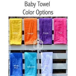 Op de afbeelding: Een set van 8 babyhanddoeken in verschillende kleuren, waaronder geel, oranje, paars, roze, koninklijk blauw, turquoise en wit. De handdoeken hangen aan een houten rek. De tekst "Baby Towel Color Options" staat bovenaan de afbeelding. De tekst "Magical Gifts by Maris" staat onderaan de afbeelding.