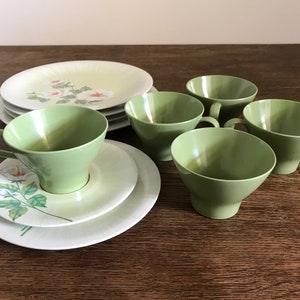 Vintage Bessemer, Melamine - Melmac, Australian Brand, Green, Floral Pattern, 11 pieces -  5x cups 1x Saucer Plate 5x Plates, mid century