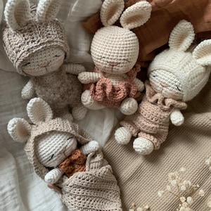 Baby Cake Bunny Pattern crochet Amigurumi Hase Häkel Anleitung Pucksäckchen, Beanie, Pixie, Latzhose Deutsch & English PDF © Bild 10