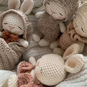 Baby Cake Bunny Pattern crochet Amigurumi Hase Häkel Anleitung Pucksäckchen, Beanie, Pixie, Latzhose Deutsch & English PDF © Bild 9