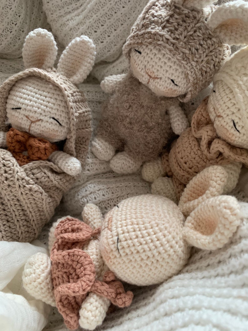 Baby Cake Bunny Pattern crochet Amigurumi Hase Häkel Anleitung Pucksäckchen, Beanie, Pixie, Latzhose Deutsch & English PDF © Bild 9