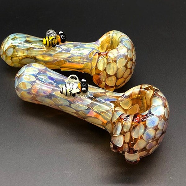 Color-Changing Honeycomb Pipe with Bees