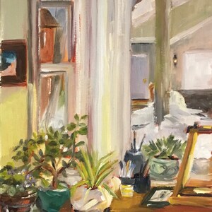 Puede incluir: Pintura al &oacute;leo de una escena interior soleada con una mesa de madera que sostiene plantas en macetas, materiales de arte y un peque&ntilde;o caballete. La pintura captura la luz que entra por una ventana, creando un ambiente c&aacute;lido.