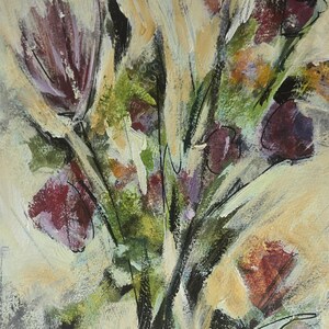 Pode incluir: Uma pintura abstrata apresentando um buqu&ecirc; de flores em tons de vermelho profundo, roxo e verde sobre um fundo creme texturizado. A obra utiliza pinceladas vis&iacute;veis e linhas escuras de carv&atilde;o para definir as formas florais e os caules.