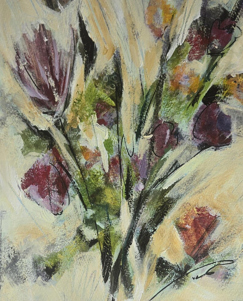 Pode incluir: Uma pintura abstrata apresentando um buqu&ecirc; de flores em tons de vermelho profundo, roxo e verde sobre um fundo creme texturizado. A obra utiliza pinceladas vis&iacute;veis e linhas escuras de carv&atilde;o para definir as formas florais e os caules.