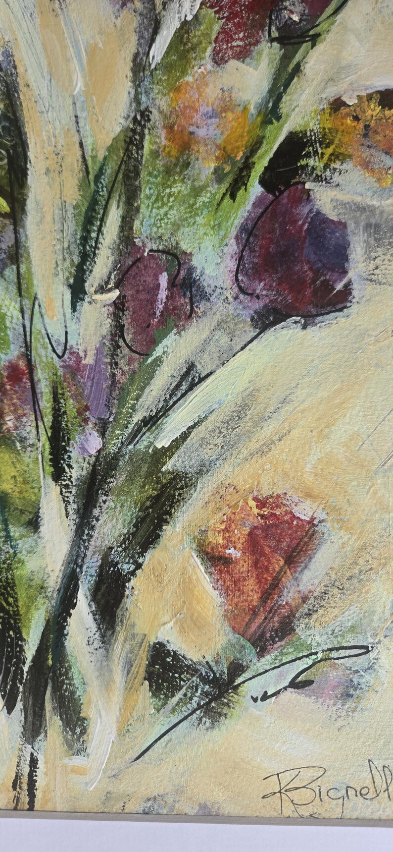 Pode incluir: Uma pintura abstrata com pinceladas em camadas em tons de creme, verde-oliva e bord&ocirc; profundo. A composi&ccedil;&atilde;o inclui linhas de carv&atilde;o escuras e gestuais que formam formas florais contra um fundo texturizado, assinada por Bignell.
