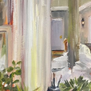 Puede incluir: Pintura impresionista de un porche con una columna blanca y una puerta. En primer plano, hay plantas en macetas y un jarr&oacute;n oscuro con pinceles. La paleta de colores incluye verdes suaves, blancos y amarillos.