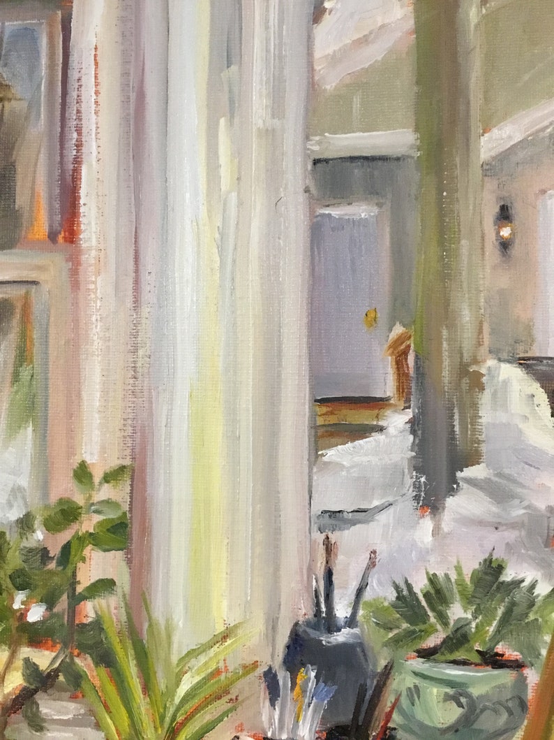 Puede incluir: Pintura impresionista de un porche con una columna blanca y una puerta. En primer plano, hay plantas en macetas y un jarr&oacute;n oscuro con pinceles. La paleta de colores incluye verdes suaves, blancos y amarillos.