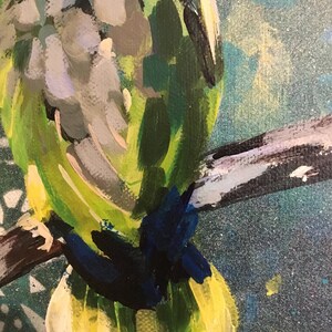 Puede incluir: Primer plano de un p&aacute;jaro verde, amarillo y azul posado en una rama. Las plumas del p&aacute;jaro est&aacute;n pintadas en un estilo texturizado, con pinceladas visibles. El fondo es un patr&oacute;n abstracto azul y blanco.