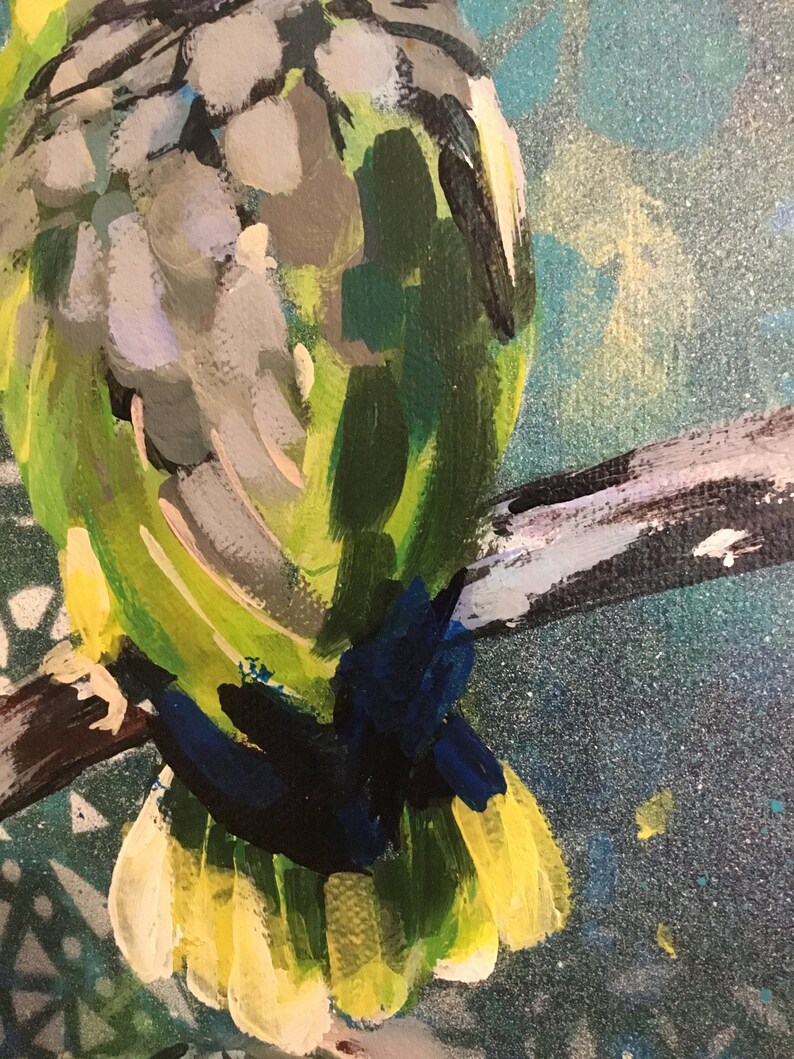 Puede incluir: Primer plano de un p&aacute;jaro verde, amarillo y azul posado en una rama. Las plumas del p&aacute;jaro est&aacute;n pintadas en un estilo texturizado, con pinceladas visibles. El fondo es un patr&oacute;n abstracto azul y blanco.
