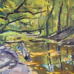 Puede incluir: Una pintura al &oacute;leo representa una escena forestal tranquila. La obra presenta un arroyo que refleja los &aacute;rboles y el follaje circundantes. Un tronco ca&iacute;do descansa en el agua, y la paleta de colores est&aacute; dominada por verdes y marrones, con toques de amarillo.