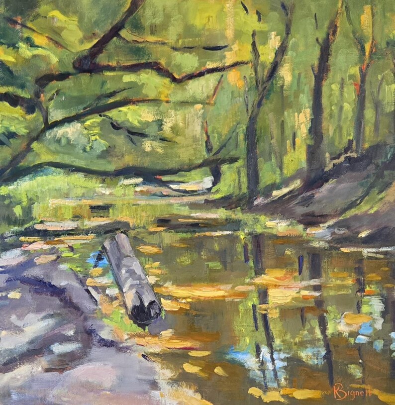 Puede incluir: Una pintura al &oacute;leo representa una escena forestal tranquila. La obra presenta un arroyo que refleja los &aacute;rboles y el follaje circundantes. Un tronco ca&iacute;do descansa en el agua, y la paleta de colores est&aacute; dominada por verdes y marrones, con toques de amarillo.