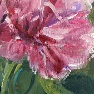 Pu&ograve; includere: Primo piano di un dipinto di fiori di peonia rosa con pennellate visibili. I petali sono di varie tonalit&agrave; di rosa e rosso, con foglie verdi sullo sfondo. L'opera d'arte &egrave; su tela.