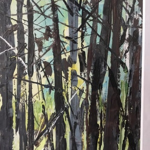 Puede incluir: Pintura abstracta de una escena de bosque con gruesos trazos de pincel negros y un fondo azul y verde.