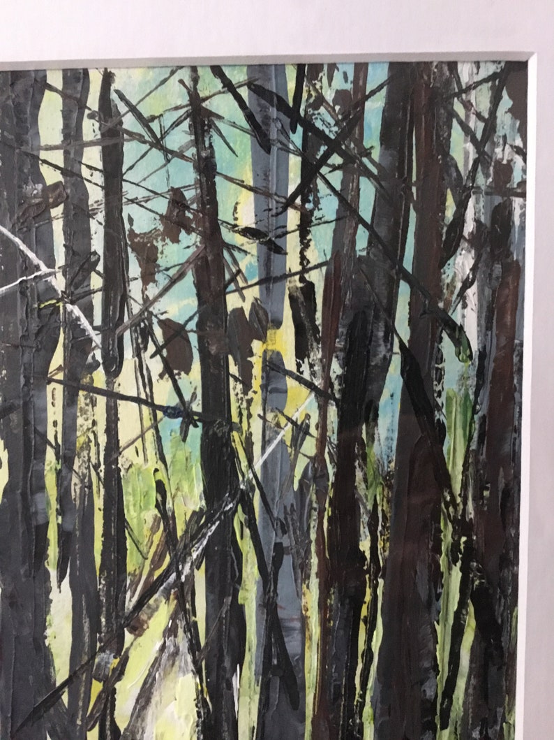 Puede incluir: Pintura abstracta de una escena de bosque con gruesos trazos de pincel negros y un fondo azul y verde.