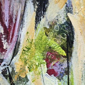 Pode incluir: Uma pintura abstrata com camadas espessas e texturizadas de tinta em tons de creme, verde-lim&atilde;o, vermelho profundo e preto. A composi&ccedil;&atilde;o exibe pinceladas ousadas e linhas pretas finas e n&iacute;tidas que se cruzam na superf&iacute;cie da tela.