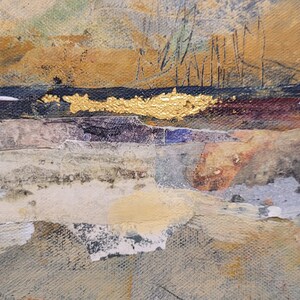 Puede incluir: Pintura abstracta con capas de pintura texturizada en tonos marrones, dorados y blancos. La pintura tiene un efecto de collage en capas con trozos de papel y tela.