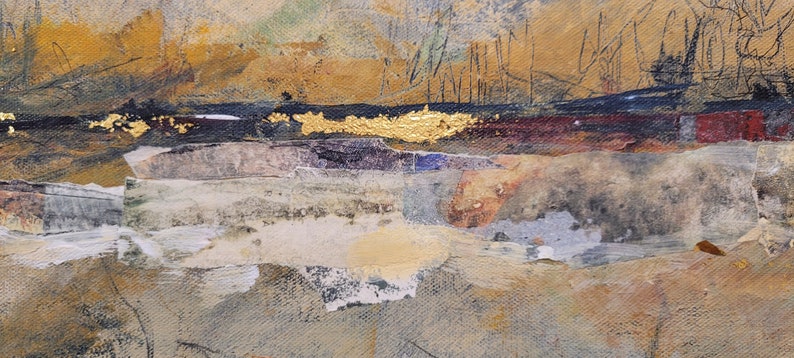 Puede incluir: Pintura abstracta con capas de pintura texturizada en tonos marrones, dorados y blancos. La pintura tiene un efecto de collage en capas con trozos de papel y tela.