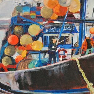 Op de afbeelding: Olieverfschilderij van een vissersboot op zee. De boot is zwart met blauwe en witte accenten en is versierd met oranje en gele boeien. De lucht is bewolkt met tinten grijs en blauw. Het schilderij heeft een textuur, impressionistische stijl.