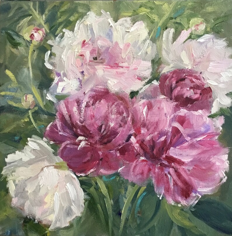 Pu&ograve; includere: Dipinto a olio di un bouquet di peonie in piena fioritura. I fiori sono dipinti in tonalit&agrave; di bianco, rosa e magenta intenso, con fogliame verde sullo sfondo. L'opera d'arte &egrave; quadrata e presenta pennellate visibili.