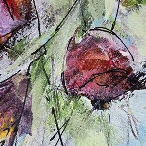 Pu&ograve; includere: Un dipinto astratto caratterizzato da pennellate stratificate nei toni del verde salvia, azzurro e magenta intenso. La composizione &egrave; accentuata da sottili linee di inchiostro nero irregolari che attraversano la superficie, creando un effetto visivo materico.