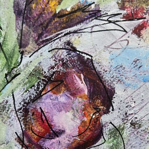 Pu&ograve; includere: Un dipinto astratto caratterizzato da pennellate stratificate nei toni del verde salvia, viola intenso, rosso brillante e bianco. La composizione include audaci linee nere simili a inchiostro che tracciano forme organiche sulla superficie.