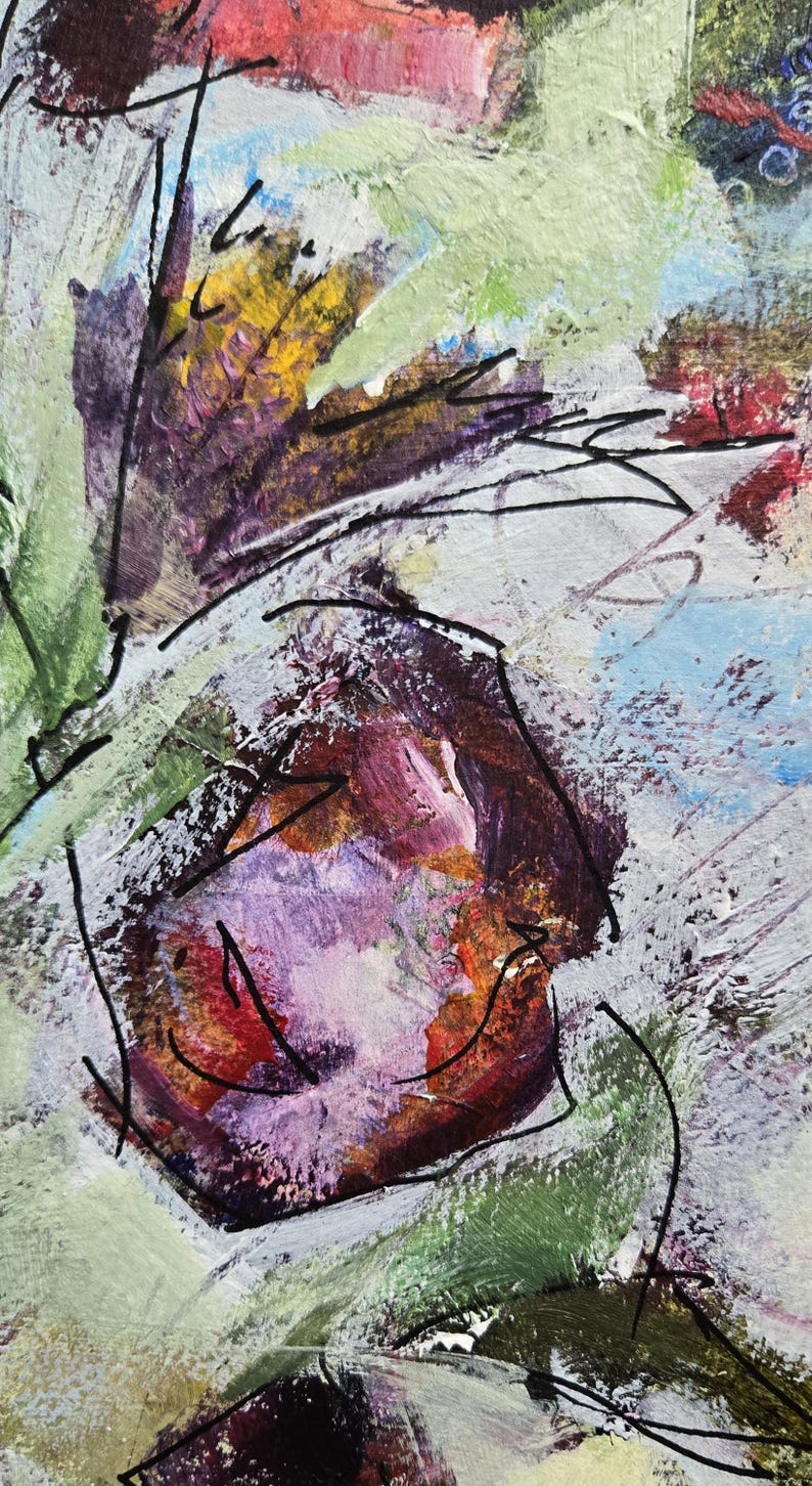 Pu&ograve; includere: Un dipinto astratto caratterizzato da pennellate stratificate nei toni del verde salvia, viola intenso, rosso brillante e bianco. La composizione include audaci linee nere simili a inchiostro che tracciano forme organiche sulla superficie.