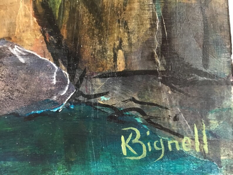 Peut inclure: Un gros plan sur une peinture aux couleurs vert, bleu et marron. La signature de l'artiste, "K. Bignell", est visible en bas &agrave; droite.