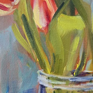 Puede incluir: Pintura al &oacute;leo de un ramo de tulipanes rojos en un tarro de cristal transparente. Los tulipanes tienen tallos y hojas verdes. El fondo es una mezcla de azul, blanco y amarillo.