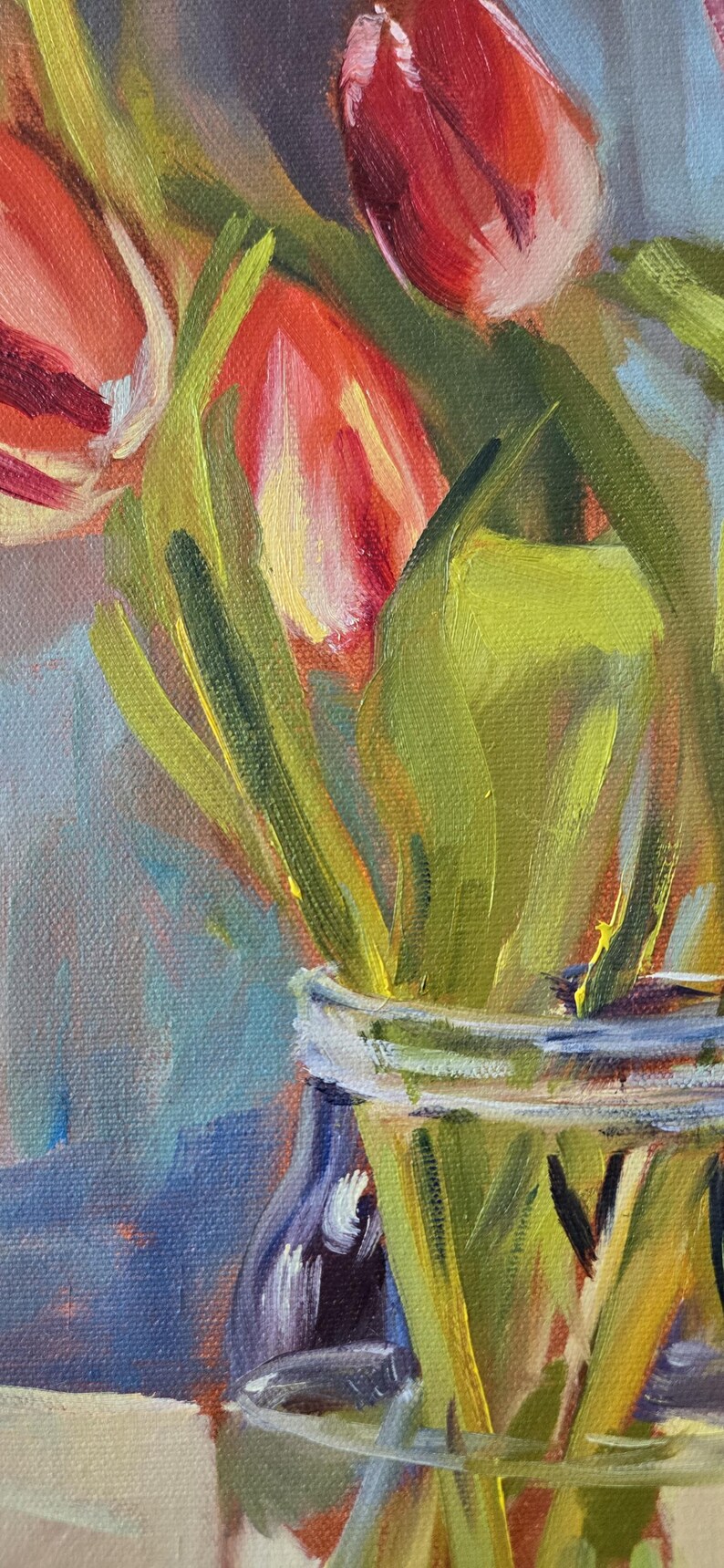 Puede incluir: Pintura al &oacute;leo de un ramo de tulipanes rojos en un tarro de cristal transparente. Los tulipanes tienen tallos y hojas verdes. El fondo es una mezcla de azul, blanco y amarillo.
