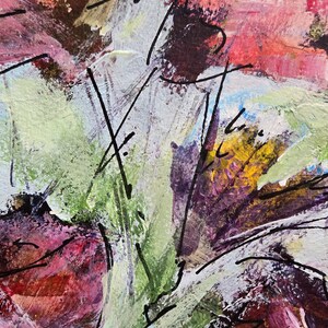 Pu&ograve; includere: Un dipinto astratto caratterizzato da pennellate spesse e materiche nei toni del rosa, viola intenso, giallo e verde chiaro. La composizione &egrave; definita da audaci linee nere simili a inchiostro che si sovrappongono al colore.
