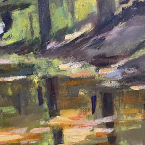 Puede incluir: Pintura al &oacute;leo impresionista de una escena de bosque. La obra presenta un tronco de &aacute;rbol oscuro y vertical y una masa de agua que refleja el follaje circundante. La paleta de colores incluye verdes, marrones y amarillos, creando un paisaje naturalista.
