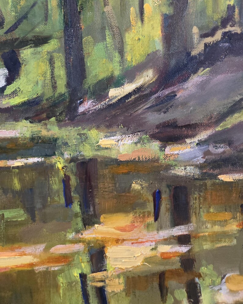 Puede incluir: Pintura al &oacute;leo impresionista de una escena de bosque. La obra presenta un tronco de &aacute;rbol oscuro y vertical y una masa de agua que refleja el follaje circundante. La paleta de colores incluye verdes, marrones y amarillos, creando un paisaje naturalista.
