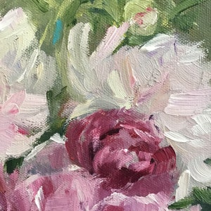 Pu&ograve; includere: Primo piano di un dipinto a olio con un gruppo di peonie. I fiori sono resi in tonalit&agrave; di rosa, bianco e bordeaux scuro, con pennellate visibili. Il fogliame verde fa da sfondo, creando un'opera d'arte floreale strutturata.