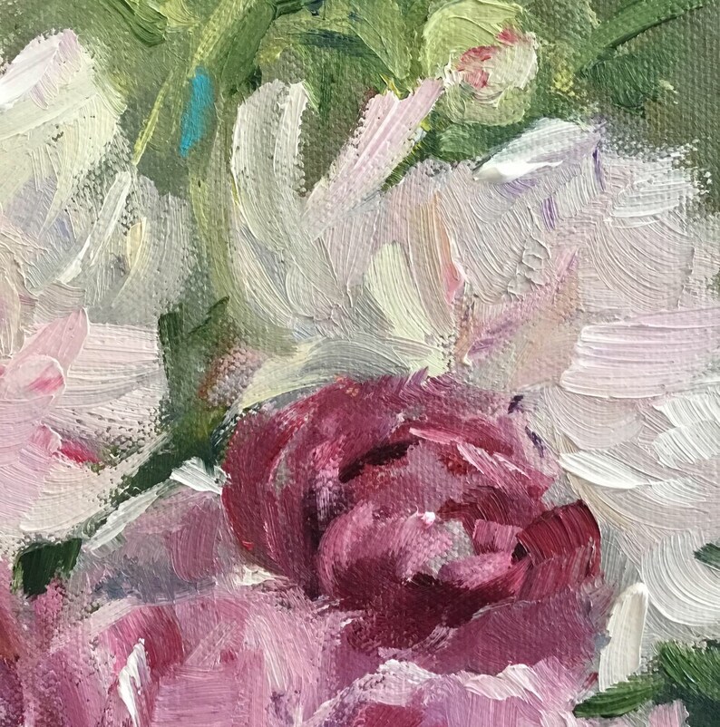 Pu&ograve; includere: Primo piano di un dipinto a olio con un gruppo di peonie. I fiori sono resi in tonalit&agrave; di rosa, bianco e bordeaux scuro, con pennellate visibili. Il fogliame verde fa da sfondo, creando un'opera d'arte floreale strutturata.