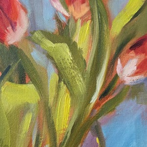 Puede incluir: Pintura al &oacute;leo de tulipanes rojos en un jarr&oacute;n de cristal. Las flores tienen p&eacute;talos rojos vibrantes con toques de rosa y amarillo, y hojas verdes. El fondo es una mezcla de tonos azules y morados, creando una sensaci&oacute;n art&iacute;stica suave.