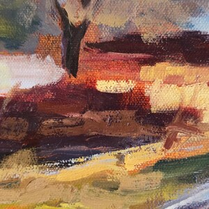 K&ouml;nnte beinhalten: &Ouml;lgem&auml;lde einer Landschaft mit einem Baum im Zentrum. Das Kunstwerk verwendet warme Farben, darunter Braun-, Orange- und Gelbt&ouml;ne, die auf einen Sonnenuntergang oder eine Herbstszene hindeuten. Sichtbare Pinselstriche verleihen Textur.