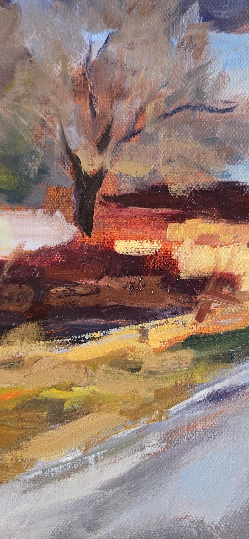 K&ouml;nnte beinhalten: &Ouml;lgem&auml;lde einer Landschaft mit einem Baum im Zentrum. Das Kunstwerk verwendet warme Farben, darunter Braun-, Orange- und Gelbt&ouml;ne, die auf einen Sonnenuntergang oder eine Herbstszene hindeuten. Sichtbare Pinselstriche verleihen Textur.