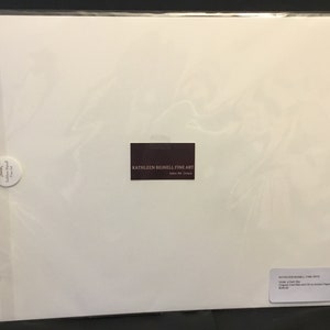 以下が含まれることがあります： 白いマットに印刷された作品で、茶色の長方形のラベルには「Kathleen Bignell Fine Art」と記載されています。また、小さな白い円形のラベルには、金の王冠と「Kathleen Bignell Fine Art」の文字が書かれています。マットの右下隅には、小さな白いラベルがあり、「Kathleen Bignell Fine Art, "Under a Dark Sky", オリジナルコールドワックスとオイル、アルシュ紙、エディション1/10」と記載されています。