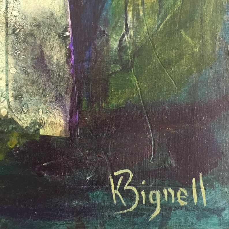 K&ouml;nnte beinhalten: Eine Nahaufnahme eines Gem&auml;ldes mit einem dunkelgr&uuml;nen, blauen und violetten Hintergrund. Die Unterschrift des K&uuml;nstlers, "K. Bignell", ist in goldener Farbe in der rechten unteren Ecke geschrieben.