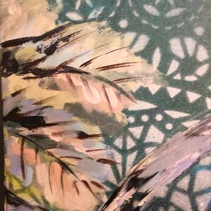 Puede incluir: Pintura abstracta con una mezcla de colores verdes, azules, marrones y rosas. La pintura presenta un patr&oacute;n de pinceladas superpuestas y formas geom&eacute;tricas.