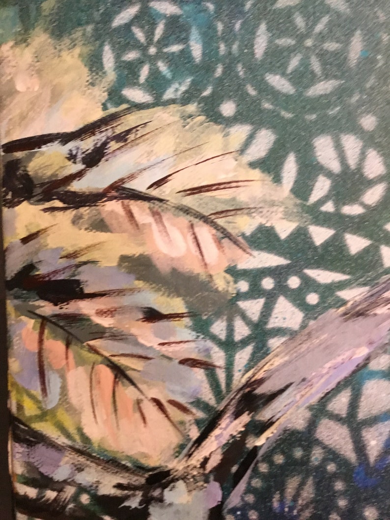 Puede incluir: Pintura abstracta con una mezcla de colores verdes, azules, marrones y rosas. La pintura presenta un patr&oacute;n de pinceladas superpuestas y formas geom&eacute;tricas.