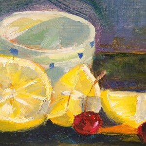 Puede incluir: Pintura al &oacute;leo de un bodeg&oacute;n con medio lim&oacute;n, gajos de lim&oacute;n y dos cerezas. Una taza azul claro y blanca est&aacute; en el fondo. La obra de arte tiene una paleta de colores oscuros con pinceladas visibles.
